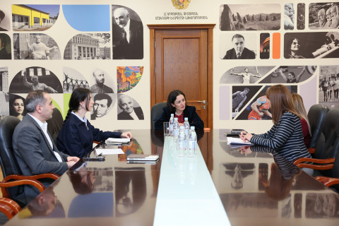 Ժաննա Անդրեասյանը հերթական հանդիպումն է ունեցել ուսուցիչների հետ