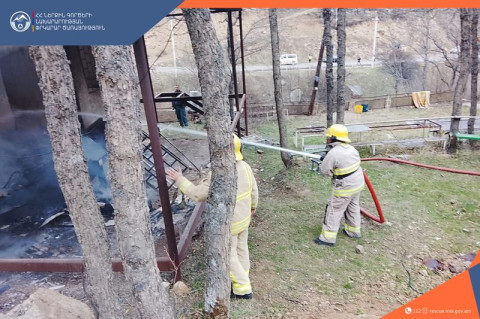Հրդեհ է բռնկվել Մեղրի-Քաջարան ավտոճանապարհի ամառանոցներից մեկում