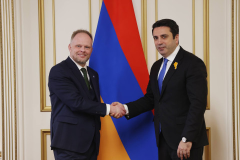 Alen Simonyan və Kevin Hamilton Ermənistan-NATO əməkdaşlığını müzakirə ediblər