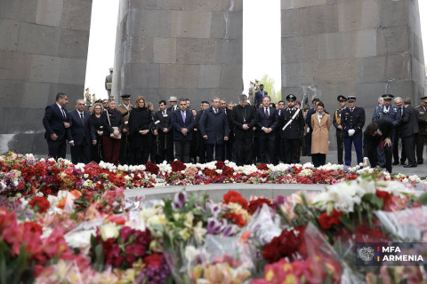 Diplomatlar Tsitsernakaberddə Erməni Soyqırımının 111-ci ildönümü münasibətilə ehtiramlarını bildiriblər