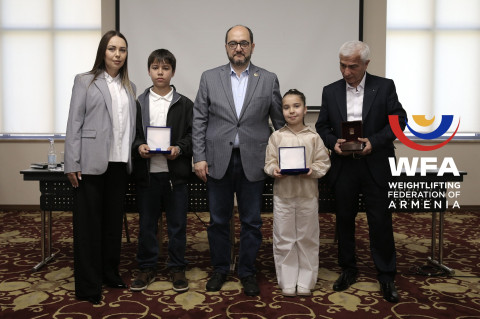 Արայիկ Հարությունյանը Աղասի Աղասյանի հետմահու մեդալները հանձնել է ընտանիքին