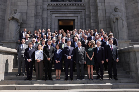 Էմանուել Մակրոնն այցելել է Մատենադարան