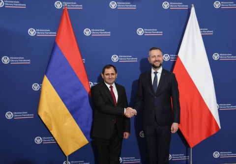 Private conversation between Suren Papikyan and Vladislav Kościńska-Kamysz kicks off