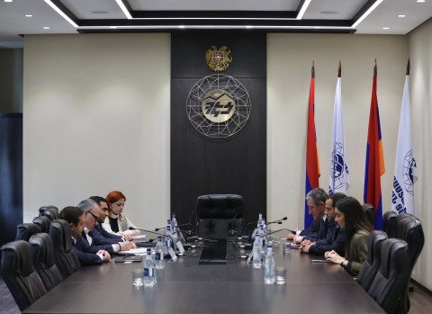 Ռոմանոս Պետրոսյանը և «Շնայդեր Էլեկտրիկ Ռումինիա» ընկերության Հայաստանի ներկայացուցչության տնօրենը անդրադարձել են համագործակցության հնարավորություններին
