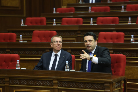 Լատվիայի նախագահը ՀՀ ԱԺ նախագահի ուղեկցությամբ հետևել է հերթական նիստերի աշխատանքներին