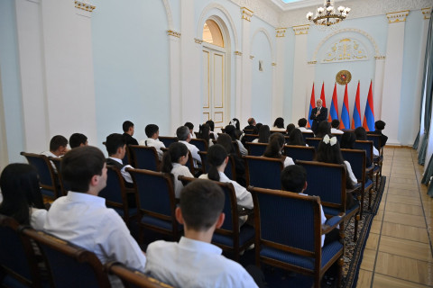ՀՀ նախագահը հանդիպել է Շիրակի մարզի տարբեր համայնքների մի խումբ դպրոցականների հետ