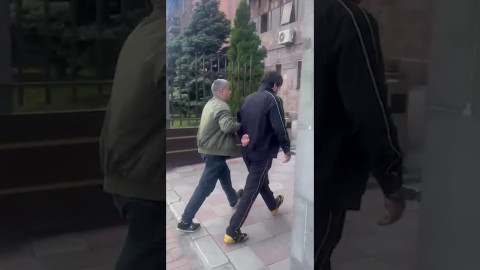 Քրեական ոստիկանները զենքի գործադրմամբ խուլիգանության և զենք-զինամթերք ապօրինի պահելու մեղադրանքով հետախուզվողի են հայտնաբերել