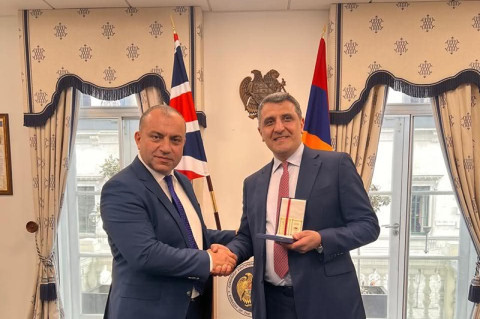 Արման Դիլանյանը ՄԹ-ում ՀՀ դեսպանին է հանձնել ՍԴ հուշամեդալը