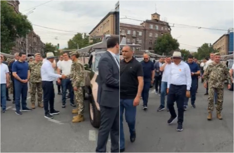 Փաշինյանը և Պապիկյանը շրջում են փողոցներով, որտեղ կայանված է զորահանդեսին ցուցադրված զինտեխնիկան