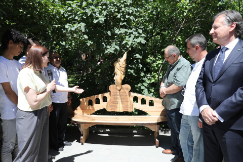 Մի մրահոն աղջիկ տեսա Ռիալտոյի կամրջին․ Իսահակյանի տուն-թանգարանի այգում տեղադրվել է  փայտյա քանդակ-նստարան