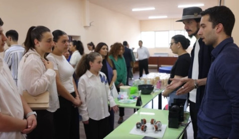 Շուրջ 30 աշակերտ այցելել է Ալիխանյանի անվան ազգային լաբորատորիա՝ ծանոթանալու գիտական աշխատանքի միջավայրին