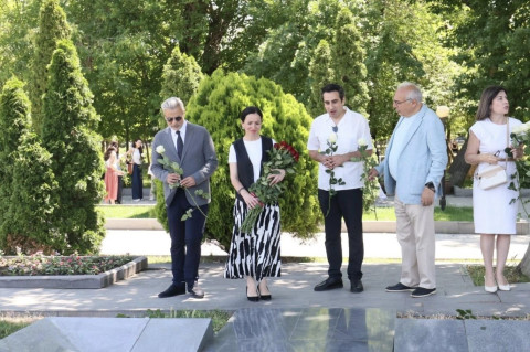 Այսօր մեծանուն կոմպոզիտոր Արամ Խաչատրյանի ծննդյան օրն է. ԿԳՄՍ նախարարը ծաղիկներ է խոնարհել նրա շիրիմին