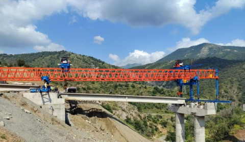 Քաջարան-Ագարակ հատվածում կամուրջների հեծանները մոնտաժվում են կախովի հեծանատեղադրիչ կայանքի միջոցով․ մեթոդը ՀՀ-ում կիրառվում է առաջին անգամ