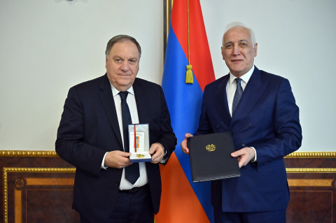 Վահագն Խաչատուրյանը Վարդգես Մահտեսյանին հանձնել է Երախտագիտության մեդալը
