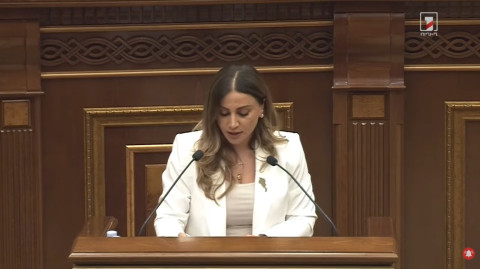 «Քաղաքացիական պայմանագիր» խմբակցության ԱԺ նախագահի թեկնածուն Ռուբեն Ռուբինյանն է. նրան խորհրդարանում ներկայացրեց Արուսյակ Մանավազյանը