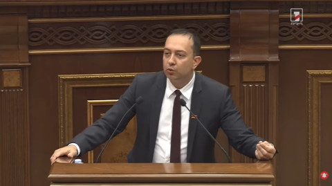 Երդման տեքստի ժամանակ ոտքի չկանգնելը քաղաքական մշակույթի տեսանկյունից ի՞նչ ուղերձ էր հանրությանը. Աղաջանյանը՝ ընդդիմադիրներին