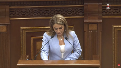 Արուսյակ Ջուլհակյանը ներկայացրեց ԱԺ նախագահի տեղակալի թեկնածու Վահագն Ալեքսանյանի կենսագրությունը