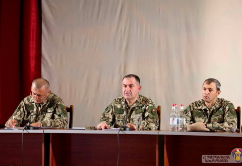 Էդվարդ Ասրյանը բանակային զորամիավորումում դիրքերի ավագների, սերժանտների հետ քննարկել է ԶՈՒ-ում կարգապահության բարձրացմանն առնչվող հարցեր