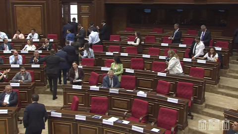 Գարեգին Բ-ի անվան շուրջ ակցիա ԱԺ նիստում. ընդդիմությունը լքեց դահլիճը
