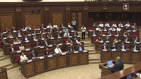 Կա՛մ մանդատները վայր դրեք ու զբաղվեք հեղափոխությամբ, կա՛մ աշխատեք. Փաշինյանը՝ ընդդիմությանը