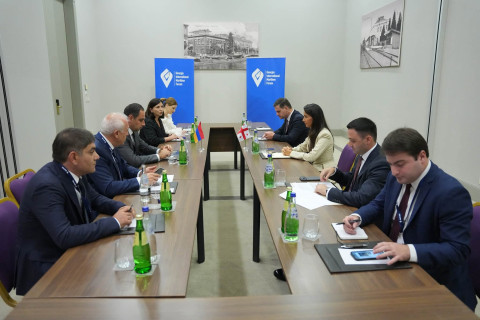 Xudatyan və Kvrivişvili nəqliyyat və enerji sektorlarında əməkdaşlıq məsələlərini müzakirə ediblər