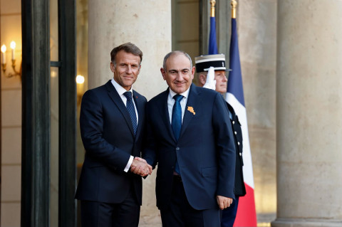 Pashinyan-Macron meeting begins