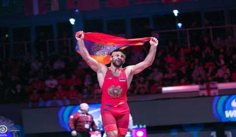 Fans welcome U-23 wrestling world champion at Zvartnots Airport