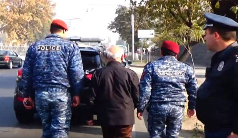 Police confiscate knives from Gazel drivers