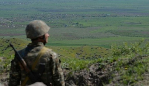 Վիրավոր զինվորն արագ ապաքինվում է, սահմանին իրավիճակը կայուն է. Բալայան