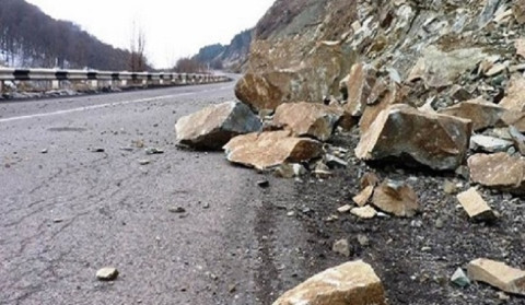 Քարաթափում Մեղրի-Երևան ավտոճանապարհին. փրկարարները սահմանազատել են տարածքը