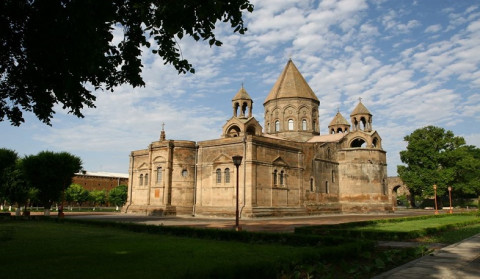 Բարերարներ Հայկ և Էլզա Տիտիզյանները Մայր Աթոռին են փոխանցել 100 հազար դոլարի նվիրատվություն