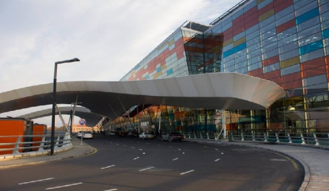 Police is calling on citizens not to go to the airport