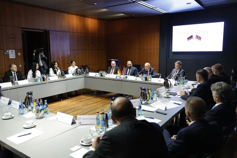 Prime Minister meets with local businessmen at the Frankfurt Chamber of Commerce and Industry