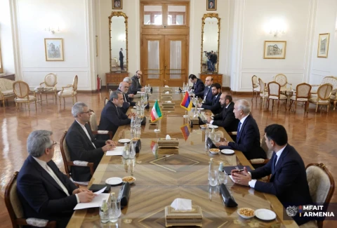 Ընթանում է Արարատ Միրզոյանի և Աբբաս Արաղչիի հանդիպումն ընդլայնված կազմով
