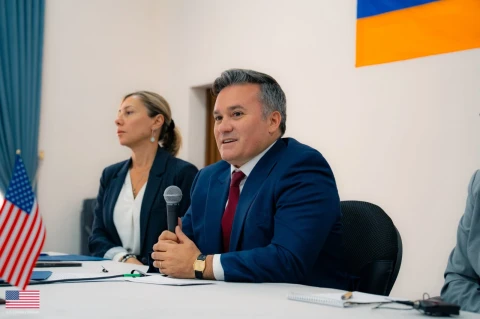 ԱՄՆ փոխդեսպան Էնդրյու Ջոնսոնը Մարտունու համայնքապետարանում հանդիպել է տեղի բնակիչների հետ, ներկայացրել ԹՐԻՓՓ-ը