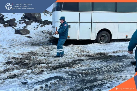 Քարի լիճ տանող ավտոճանապարհին ձյան շերտում արգելափակված ավտոբուսի 49 ուղևորները տեղափոխվել են Ամբերդ բնակավայր