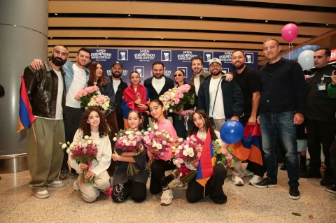 Naré returned to her homeland, bringing winning award with her