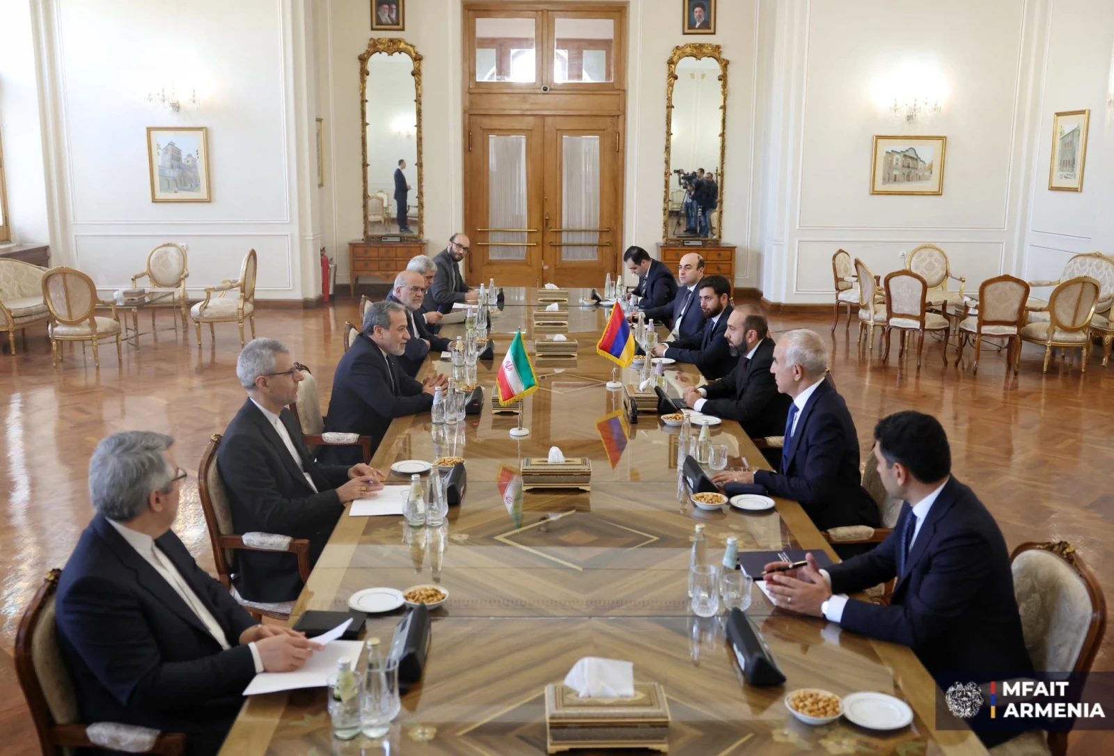 Ընթանում է Արարատ Միրզոյանի և Աբբաս Արաղչիի հանդիպումն ընդլայնված կազմով